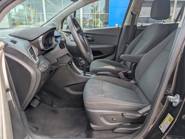 Used 2021 Chevrolet Trax LS w/ Tint and Cruise Package AWD/4WD image 10