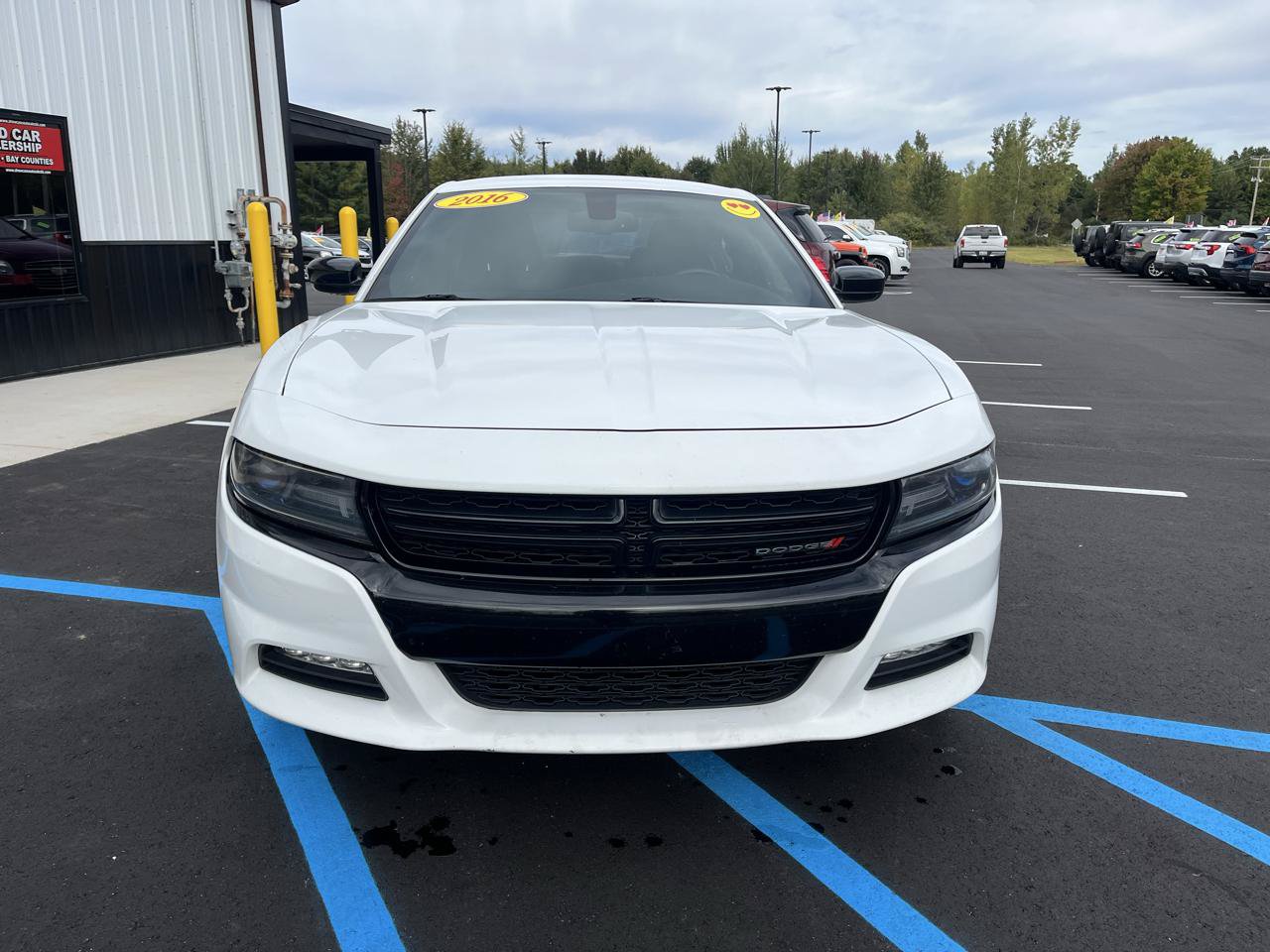 Used 2016 Dodge Charger SXT w/ Blacktop Package RWD image 2