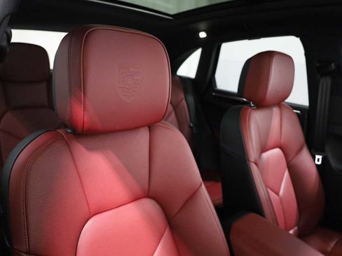 Certified 2025 Porsche Macan image 22