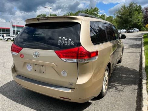 Used 2011 Toyota Sienna XLE AWD/4WD image 4