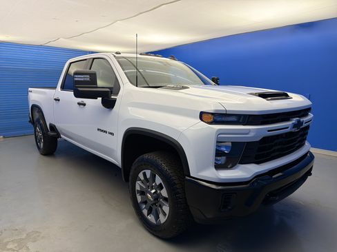 Used 2024 Chevrolet Silverado 2500 Custom w/ Custom Value Package AWD/4WD image 2