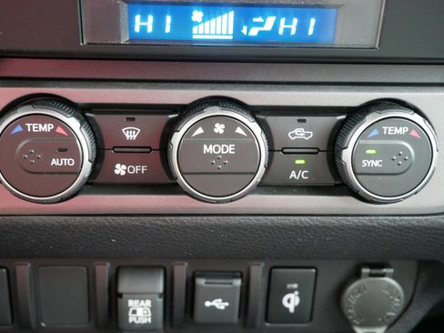 Used 2022 Toyota Tacoma TRD Off-Road image 23