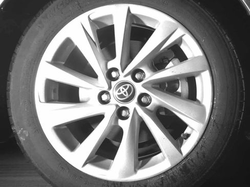 Used 2022 Toyota Camry LE image 10