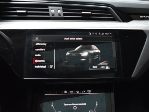 Used 2021 Audi e-tron Premium w/ Convenience Plus Package image 36