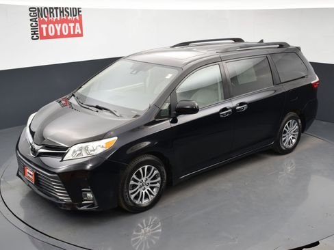 Used 2020 Toyota Sienna XLE image 30