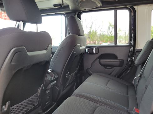 Used 2025 Jeep Wrangler Unlimited Rubicon 4xe w/ Convenience Group AWD/4WD image 17
