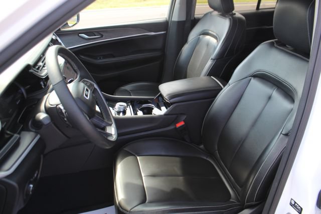 Used 2023 Jeep Grand Cherokee Limited w/ Black Appearance Package AWD/4WD image 13