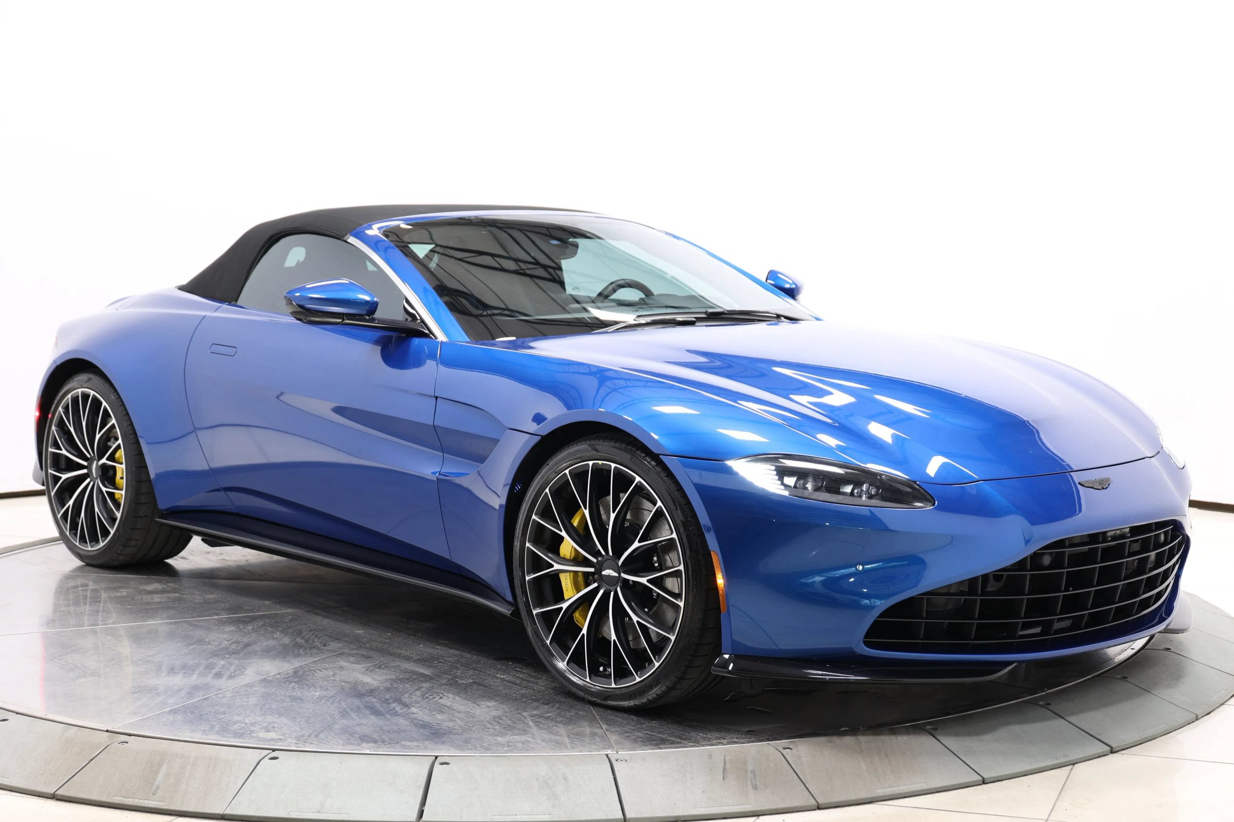 Used 2023 Aston Martin V8 Vantage Roadster RWD image 94