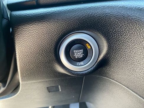 Used 2025 Chrysler Pacifica Select FWD image 17
