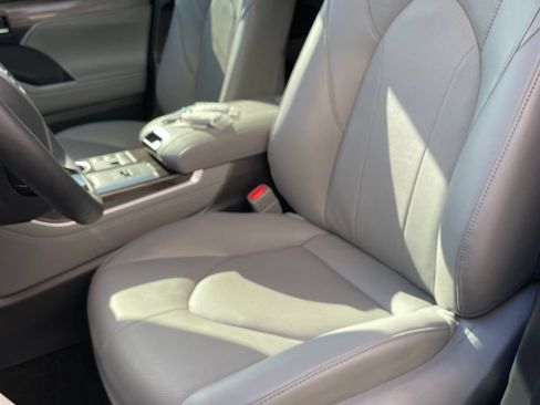 Used 2026 Toyota Highlander Limited AWD/4WD image 12