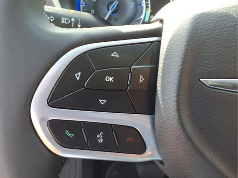 Used 2023 Chrysler Pacifica Touring-L FWD image 13