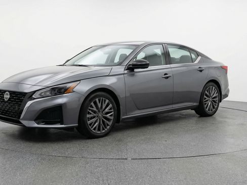 Used 2025 Nissan Altima 2.5 SV image 3