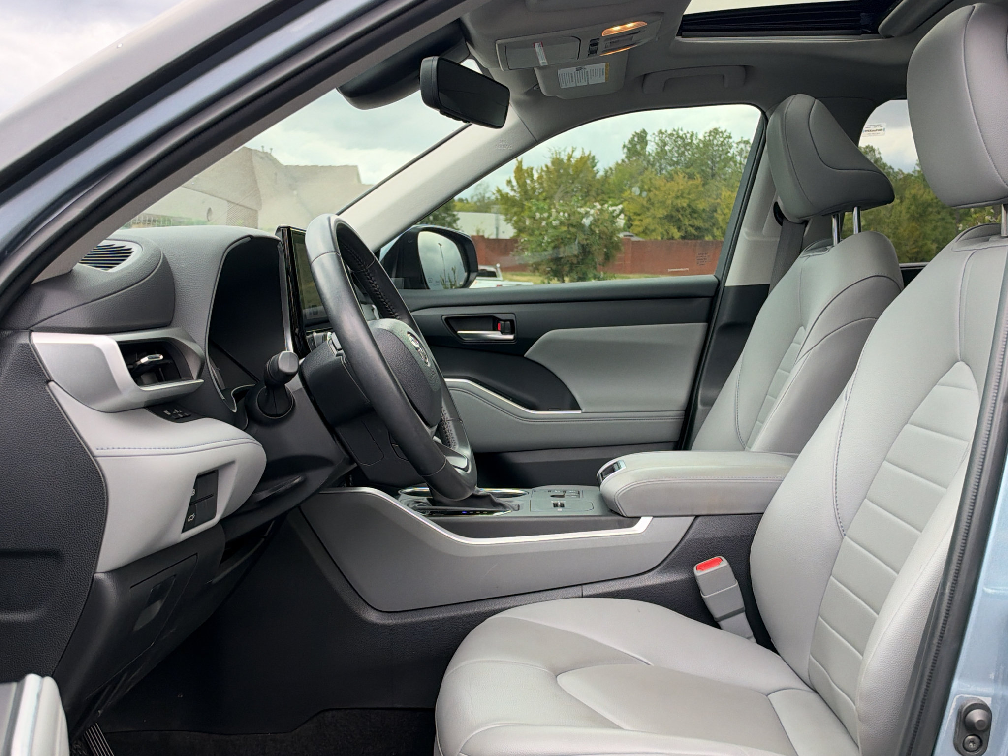 Used 2024 Toyota Highlander XLE FWD image 12