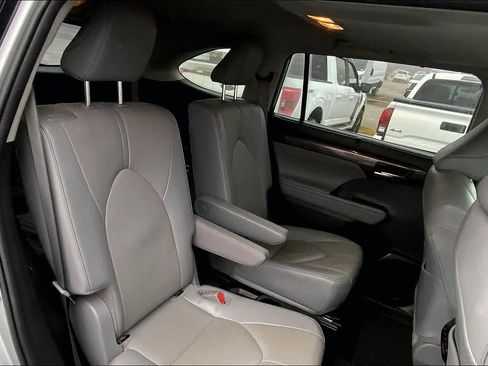 Used 2022 Toyota Highlander Limited image 19