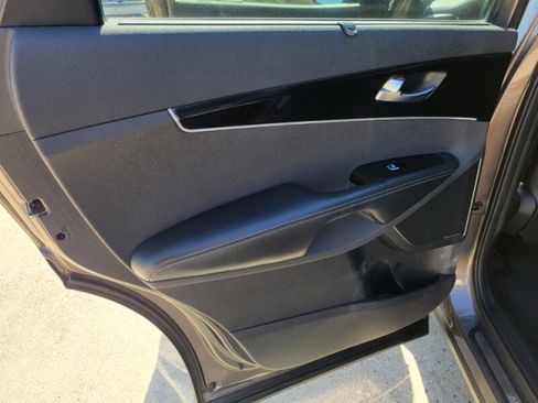 Used 2019 Kia Sorento SX image 31