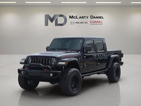 Used 2024 Jeep Gladiator Rubicon w/ Technology Group AWD/4WD image 2