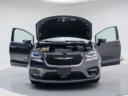 Used 2023 Chrysler Pacifica Touring-L FWD image 16