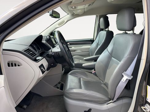 Used 2010 Volkswagen Routan SE FWD image 9