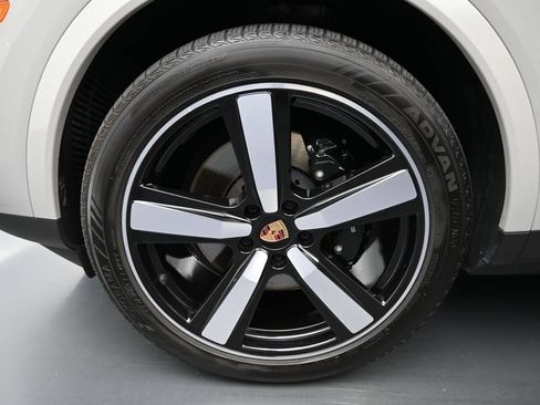 Certified 2025 Porsche Cayenne AWD/4WD image 9