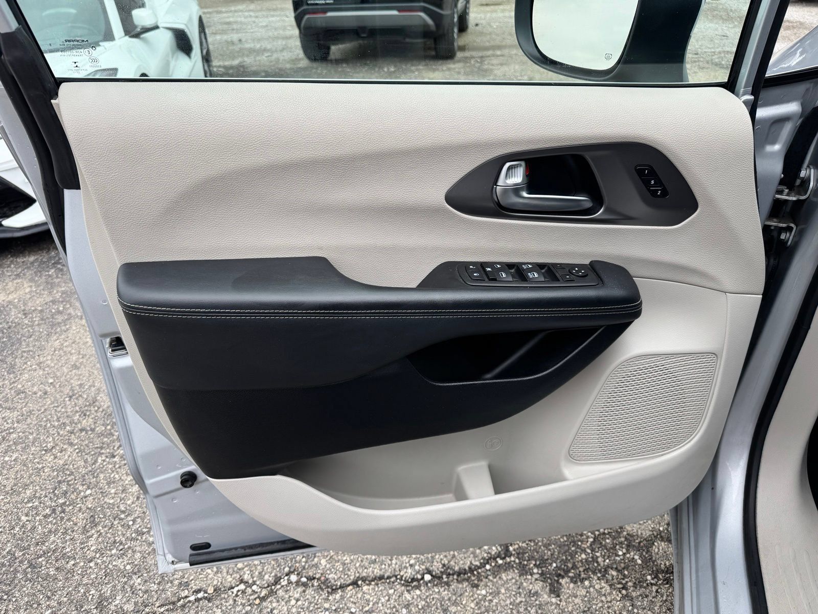 Used 2023 Chrysler Pacifica Touring-L FWD image 11