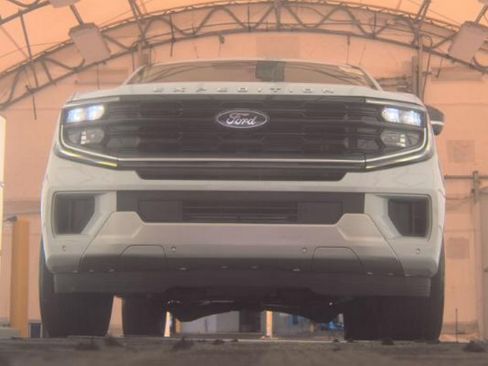Used 2025 Ford Expedition Platinum AWD/4WD image 3