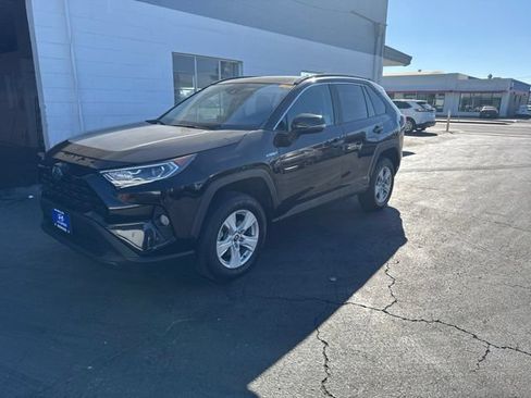 Used 2020 Toyota RAV4 XLE w/ Convenience Package AWD/4WD image 3