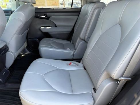 Used 2021 Toyota Highlander XLE AWD/4WD image 27