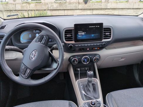 Used 2025 Hyundai Venue Limited image 7