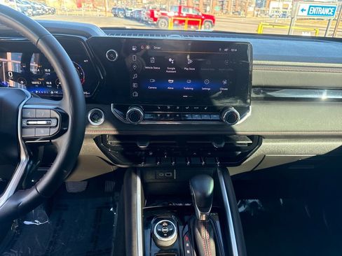 Used 2024 Chevrolet Colorado Z71 w/ Z71 Convenience Package 2 image 17