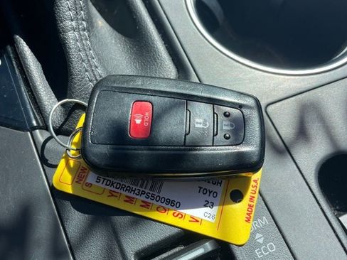 Used 2023 Toyota Highlander L image 13