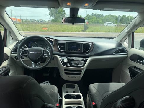 Used 2018 Chrysler Pacifica L FWD image 16