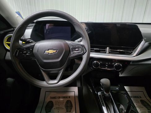 Used 2024 Chevrolet Trax LT FWD image 8