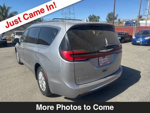 Used 2021 Chrysler Pacifica Touring-L FWD image 3