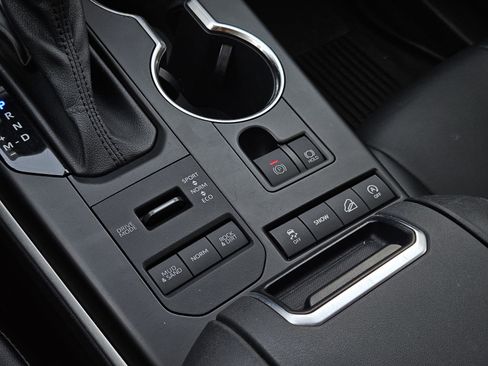 Used 2021 Toyota Highlander XLE image 23