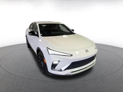 Used 2025 Buick Envista Sport Touring image 3