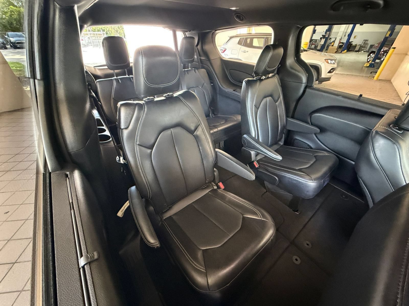 Used 2025 Chrysler Pacifica Select FWD image 36