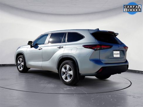 Used 2024 Toyota Highlander LE image 3