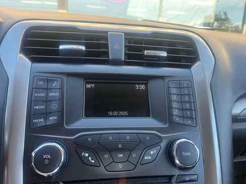 Used 2018 Ford Fusion SE FWD image 25