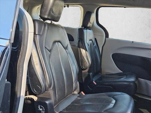 Used 2021 Chrysler Pacifica Touring-L w/ Premium & Safety Sphere Group image 22