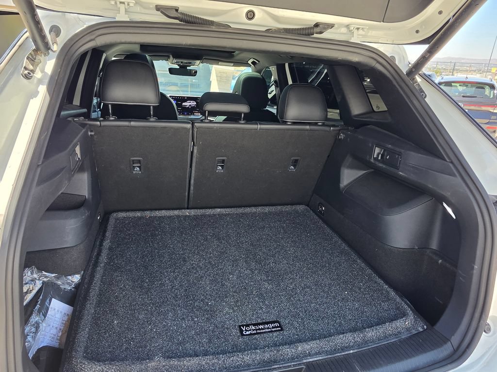 Certified 2025 Volkswagen Tiguan SE R-Line FWD image 16