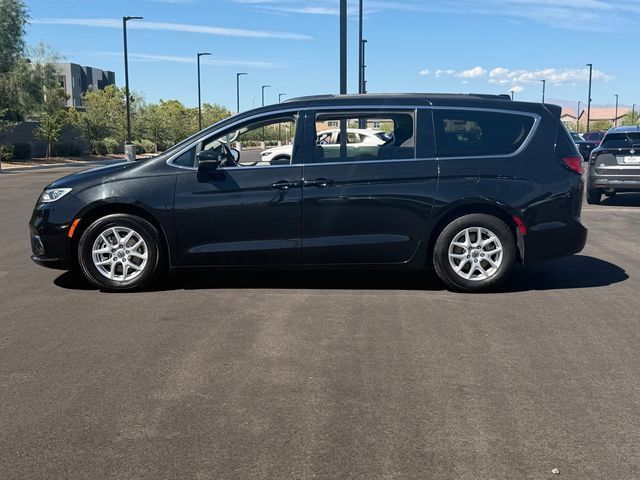 Used 2022 Chrysler Pacifica Touring-L FWD image 2