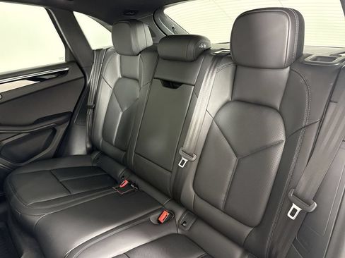 Certified 2025 Porsche Macan AWD/4WD image 22