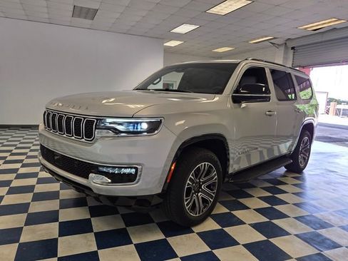 Used 2025 Jeep Wagoneer 4WD image 3