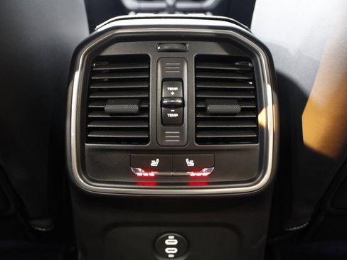 Certified 2025 Porsche Macan image 20