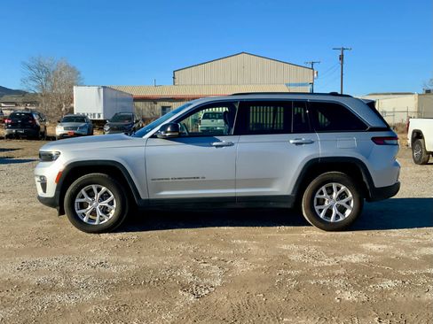 Used 2023 Jeep Grand Cherokee Limited image 2