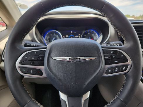 Used 2023 Chrysler Pacifica Touring-L FWD image 19
