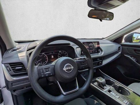 Used 2024 Nissan Rogue S FWD image 10