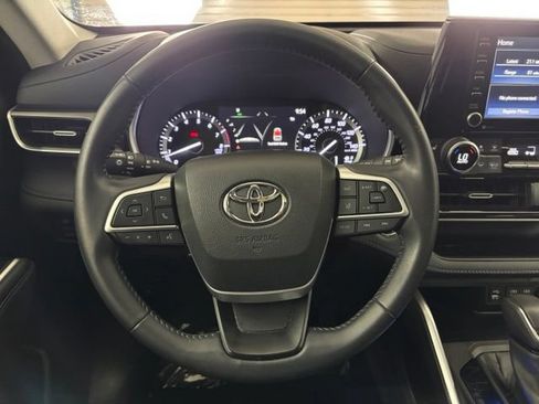 Used 2022 Toyota Highlander XLE FWD image 18