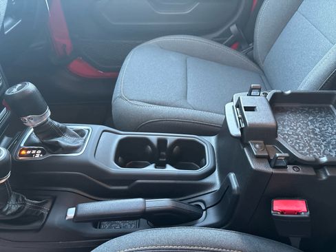 Used 2024 Jeep Wrangler Sport S image 7