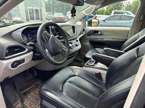 Used 2023 Chrysler Pacifica Touring-L FWD image 6